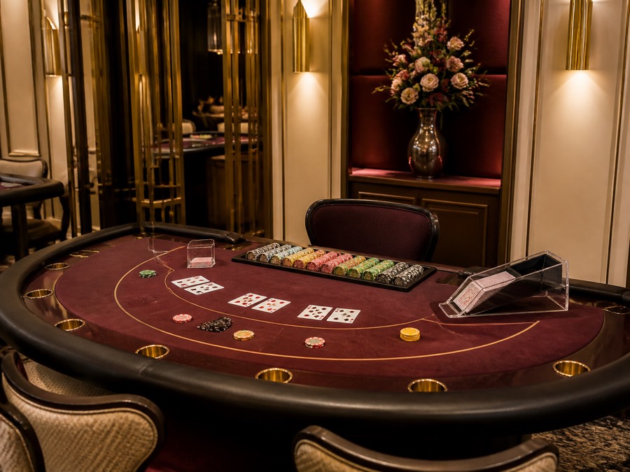 Baccarat in een fysieke casinozaal